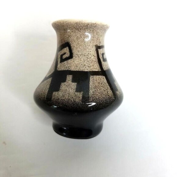 Handcrafted 1987 Native American-Inspired Pottery Vase With Geometric Design - Picture 6 of 7